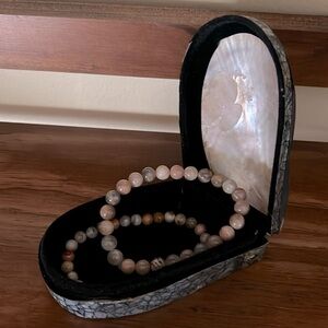 Shell shaped jewelry box